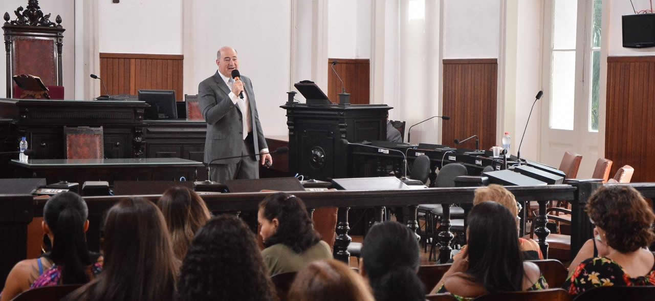 Endometriose é tema de palestra na Câmara Municipal - Dr. Luciano Furtado palestrando Endometriose é tema de palestra na Câmara Municipal - Dr. Luciano Furtado palestrando